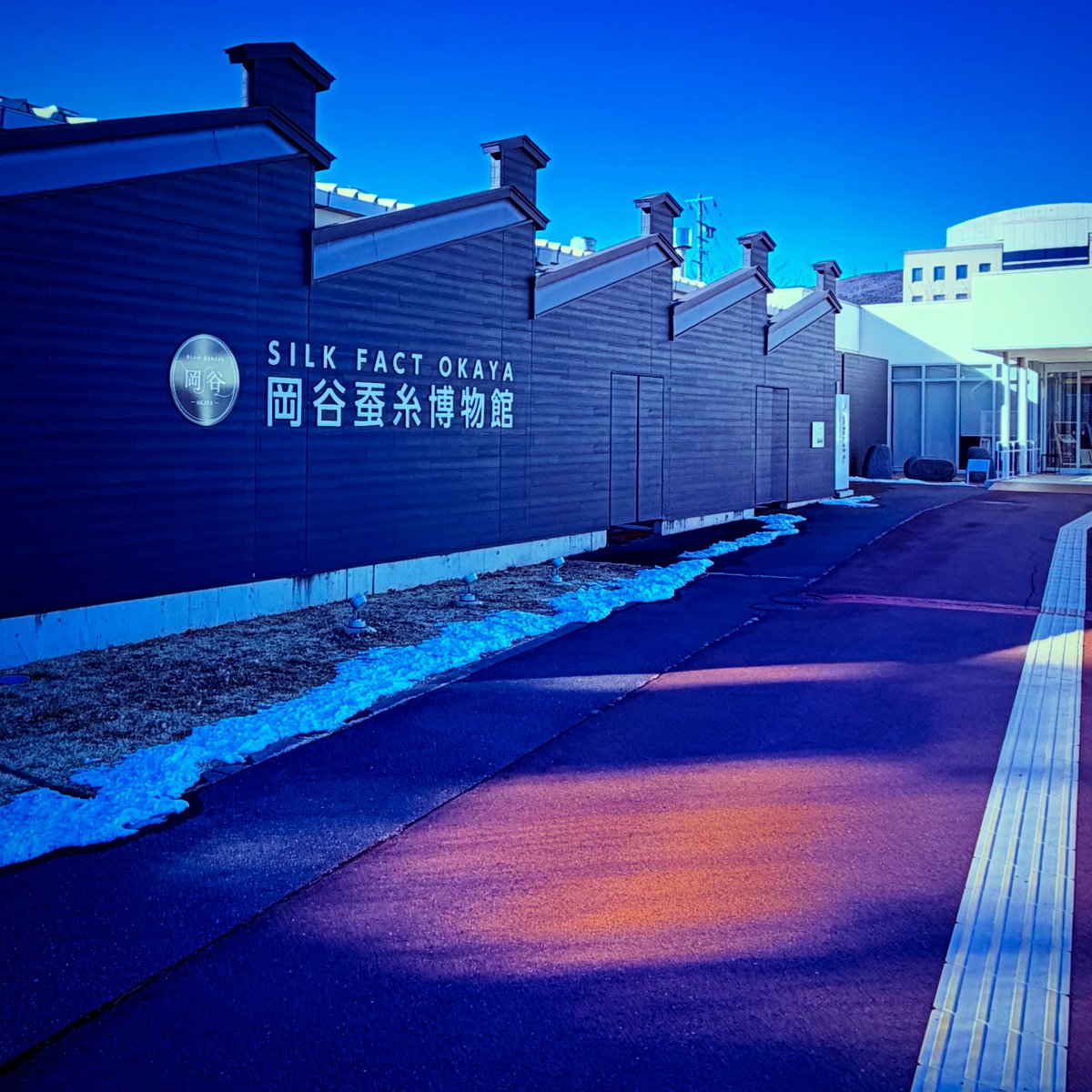 tf2005's tweet photo. 清らかな朝の空気の中、雑草に覆われた新府城跡に立ち、思わず身が引き締まる。午後は岡谷蚕糸博物館を訪れ、糸に凝縮された人々の暮らしと技の積み重ねに触れ、静かな感動を覚えた。夕暮れには高島城へ向かい、凍てついた堀と「復興碑」、そして天守が寄り添う景色が、一日の旅をやさしく締めくくる。 https://t.co/g1JkYVFKtH