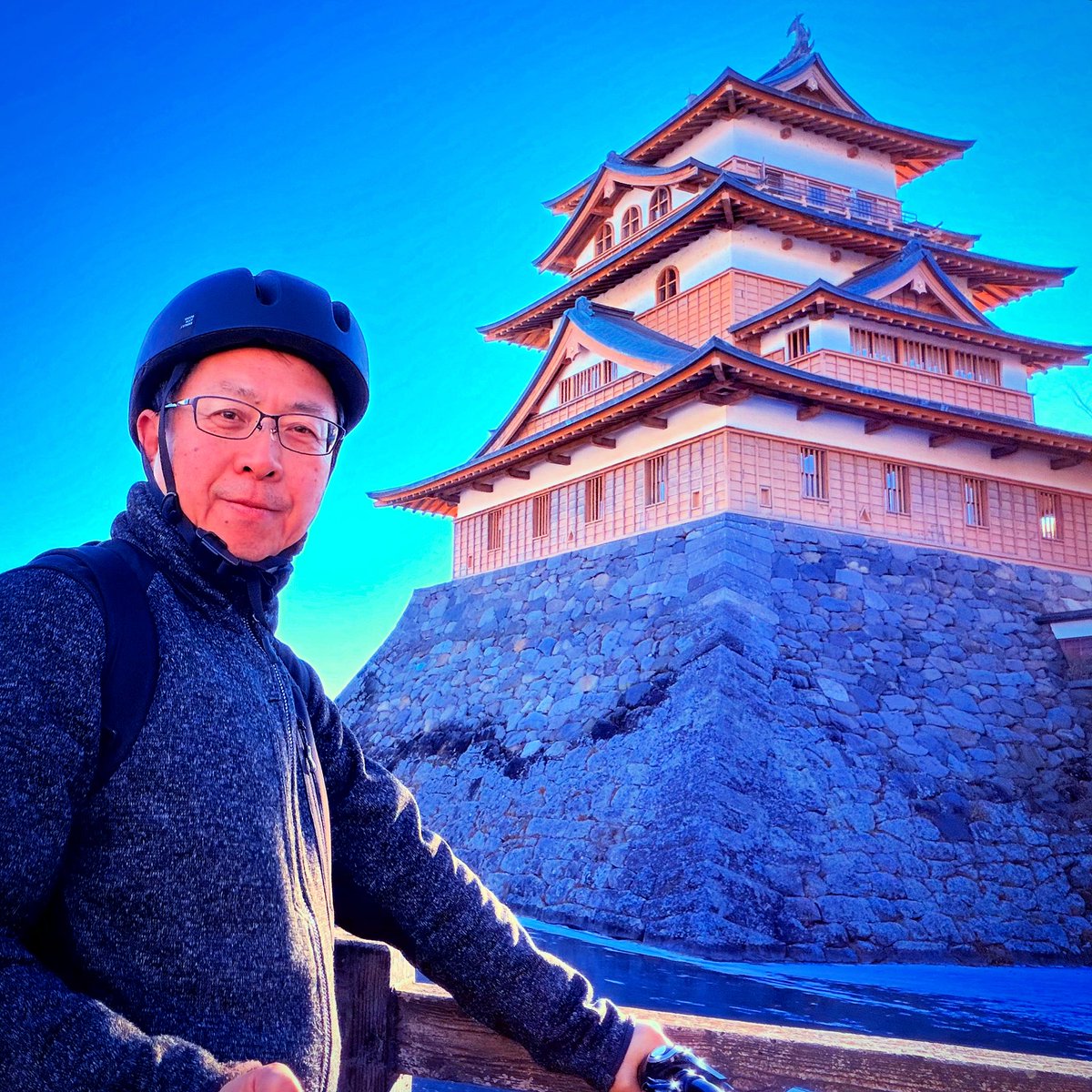 清らかな朝の空気の中、雑草に覆われた新府城跡に立ち、思わず身が引き締まる。午後は岡谷蚕糸博物館を訪れ、糸に凝縮された人々の暮らしと技の積み重ねに触れ、静かな感動を覚えた。夕暮れには高島城へ向かい、凍てついた堀と「復興碑」、そして天守が寄り添う景色が、一日の旅をやさしく締めくくる。