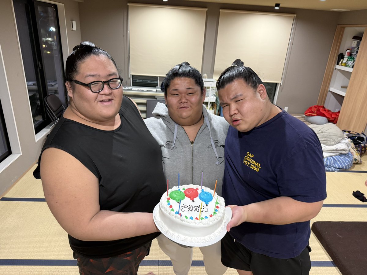 【大島部屋2日目の取組】
〈十両〉
旭海雄⚫️ 1-1
〈序二段〉
旭大海⚪️ 1-0
3日目の取組は！
〈十両〉
旭海雄-一意
〈幕下〉
旭水野
〈三段目〉
旭将里
〈序二段〉
旭大龍
〈前相撲〉
柳澤 改め 旭轟星
白石 改め 旭大陽
石田 改め 旭漣眞
応援よろしくお願いします！