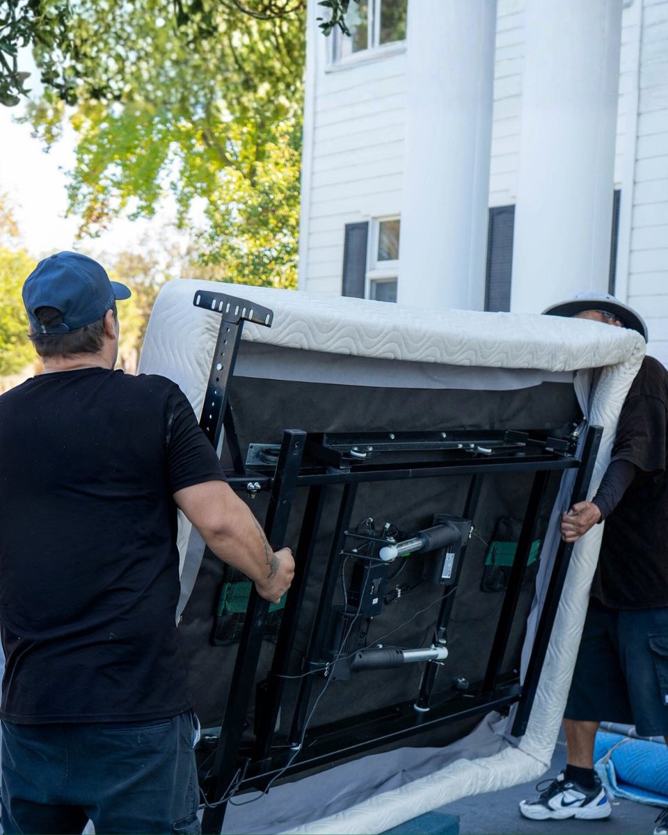 RuffnReadymovin's tweet image. Mattresses are always a two-person job and for good reason. 🛏️

Lifting together...
💪 helps prevent injuries
💪 protects the mattress from bending or tearing
💪 keeps tight spaces like hallways and doorways damage free.

#MovingTips #TeamLift #ProfessionalMovers  #MovingDay