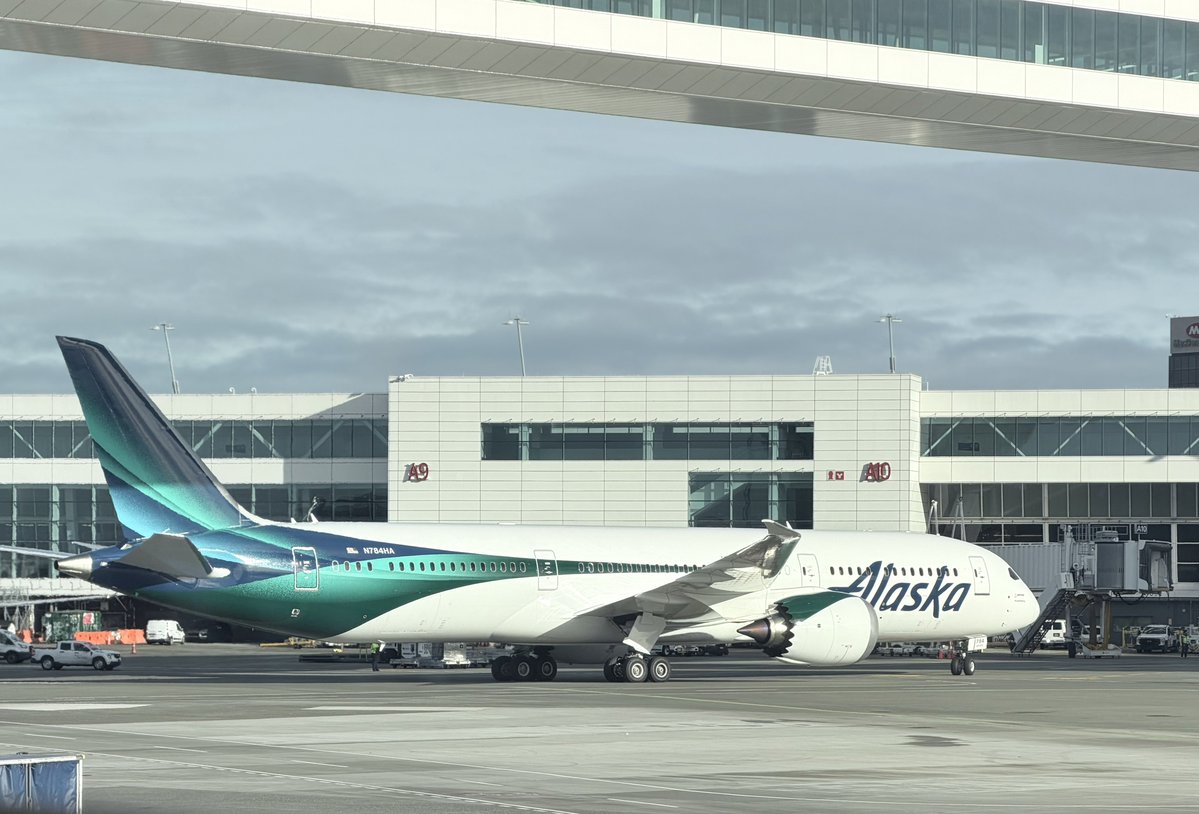 ハイウェイです　他の方はご遠慮ください あーそうか先行機が見えたらビジュアルでって状況でアラスカの787が