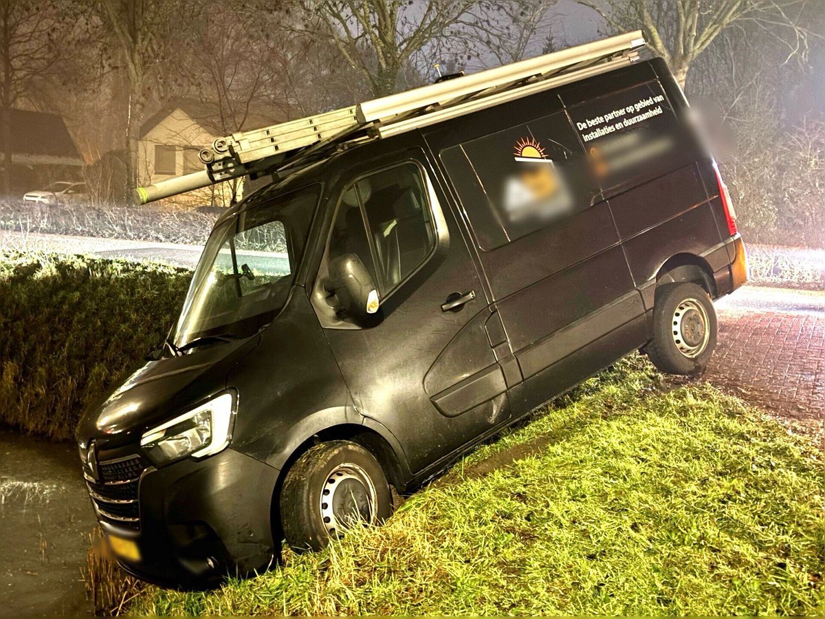 Eenzijdig verkeersongeval met busje op de Tolweg in Hoogkarspel