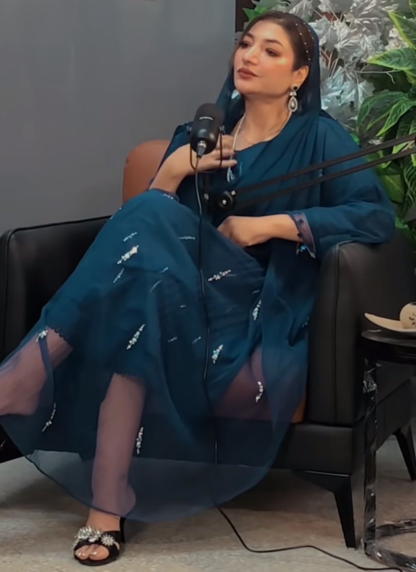 ایک طرف بلوچستان کی وہ ماں ہے جو اپنی پھٹی ہوئی جوتی گرم لوہے سے جوڑ رہی ہے، اور دوسری طرف بلوچستان کے کرپٹ وزراء ہیں جو روز برانڈڈ سوٹ بوٹ پہن کر دعویٰ کرتے ہیں کہ انہوں نے بلوچستان کی ترقی کے لیے بڑے اقدامات کر لیے ہیں۔
سوال یہ ہے: ان کی کارکردگی کہاں ہے؟