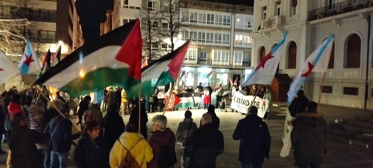 mardelumes's tweet image. A solidariedade galega volta ás rúas no 3º mes do "plano de Trump" que ia pacificar #Palestina. O único que mudou foi que as grandes corporacións mediáticas deron a historia por fechada e instalaron un silencio que debemos romper  📸 #Ferrol, #Compostela, #OBarco e #AGuarda