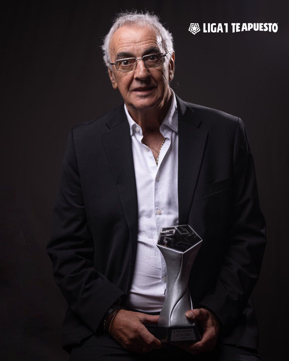 Liga1TeApuesto's tweet image. 🧠 𝗘𝗹 𝗰𝗲𝗿𝗲𝗯𝗿𝗼 𝗱𝗲𝘁𝗿𝗮́𝘀 𝗱𝗲𝗹 𝗲́𝘅𝗶𝘁𝗼

Jorge Fossati es el DT #sporadepe del Año, por su campaña con @Universitario en la #Liga1TeApuesto 2025 🏆

#ElADNdelHincha
#LaGala🎖️