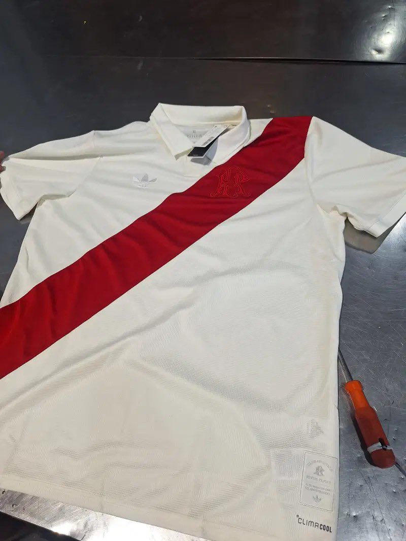maxpugliese92's tweet image. 🚨 Las camisetas de River de adidas originals que saldrán a la venta en 2026

LOCURA 💣🤯