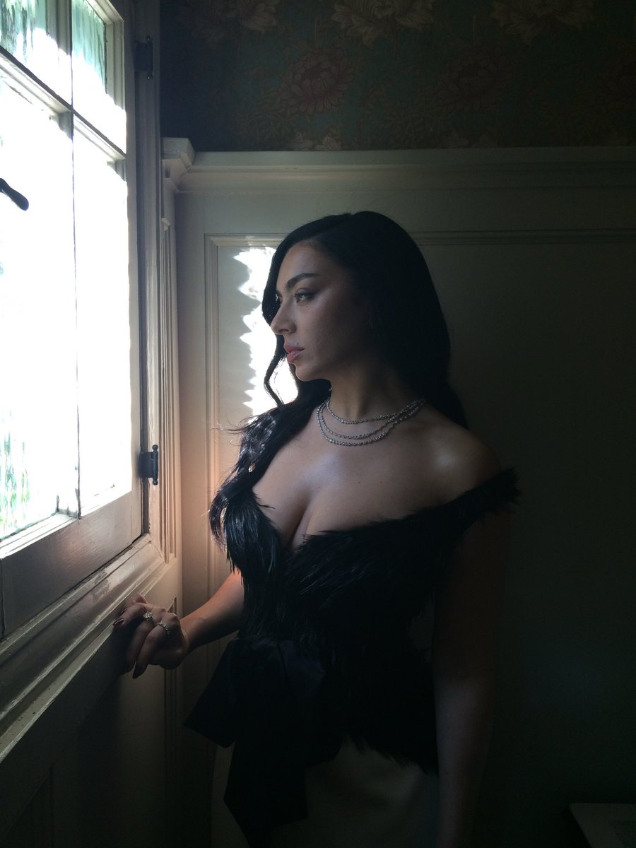 charli_xcx's tweet image. golden globes xx