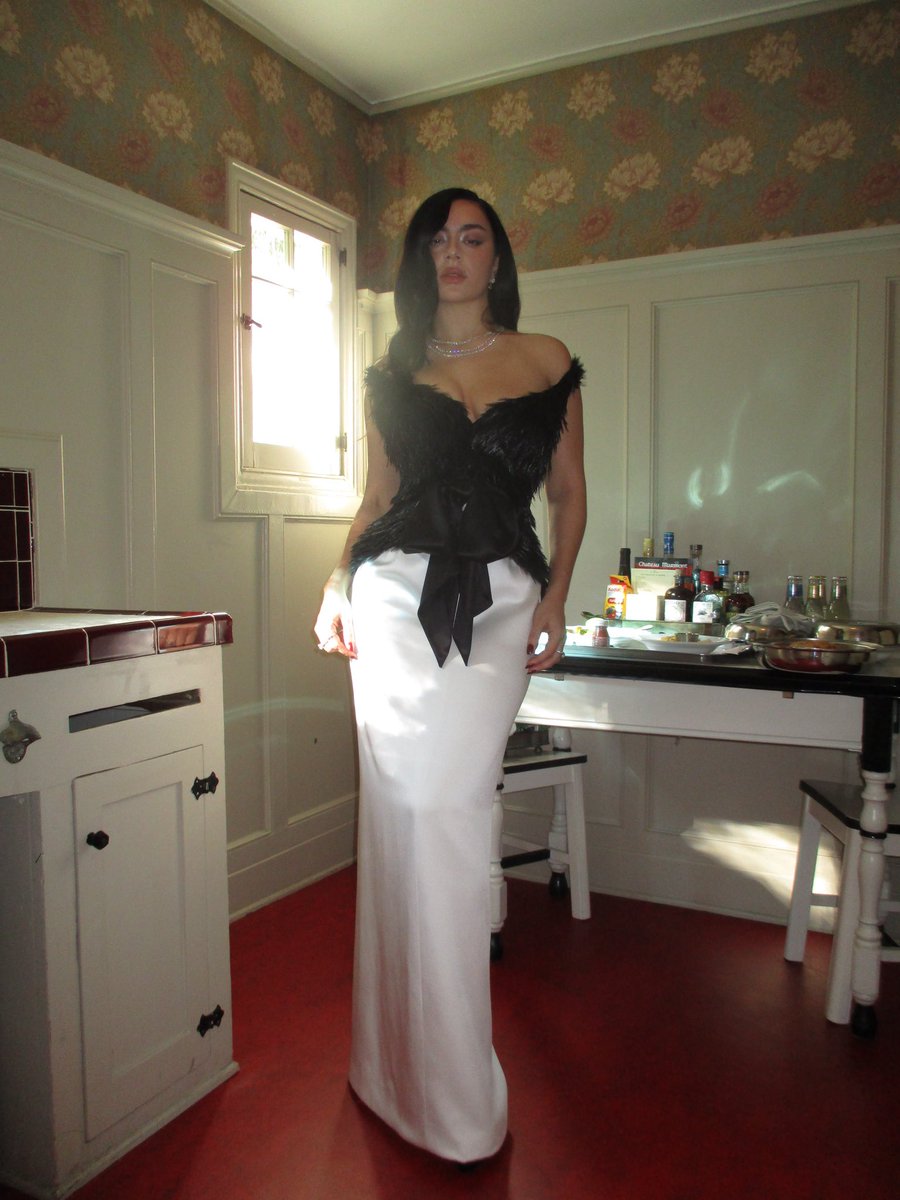 charli_xcx's tweet image. golden globes xx