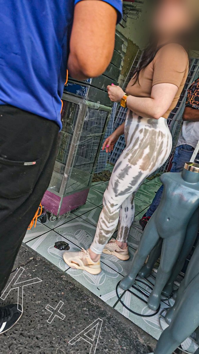 kary_andi_sw's tweet photo. El chico de azul de la tienda... 

Foto 1: localizando quien me vea
Foto 2: Objetivo asegurado, tenia buena vista a mi culo
Foto 3: Se sorprendio al saber que no llevaba bra, y tenia mis pezones paraditos por la calentura
Foto 4: Mi marido y El atras de mi, Y yo con permiso.... https://t.co/EeWwc5gWWP