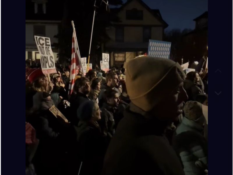 IMER_Noticias's tweet image. 🚨 #ÚltimaHora || Minnesota y las ciudades de Minneapolis y St. Paul #demandaron al gobierno de #Trump para frenar las redadas #migratorias, tras la muerte a tiros de una mujer a manos de un agente de ICE, hecho que desató protestas en #EU.

📸: TikTok Lexigirl