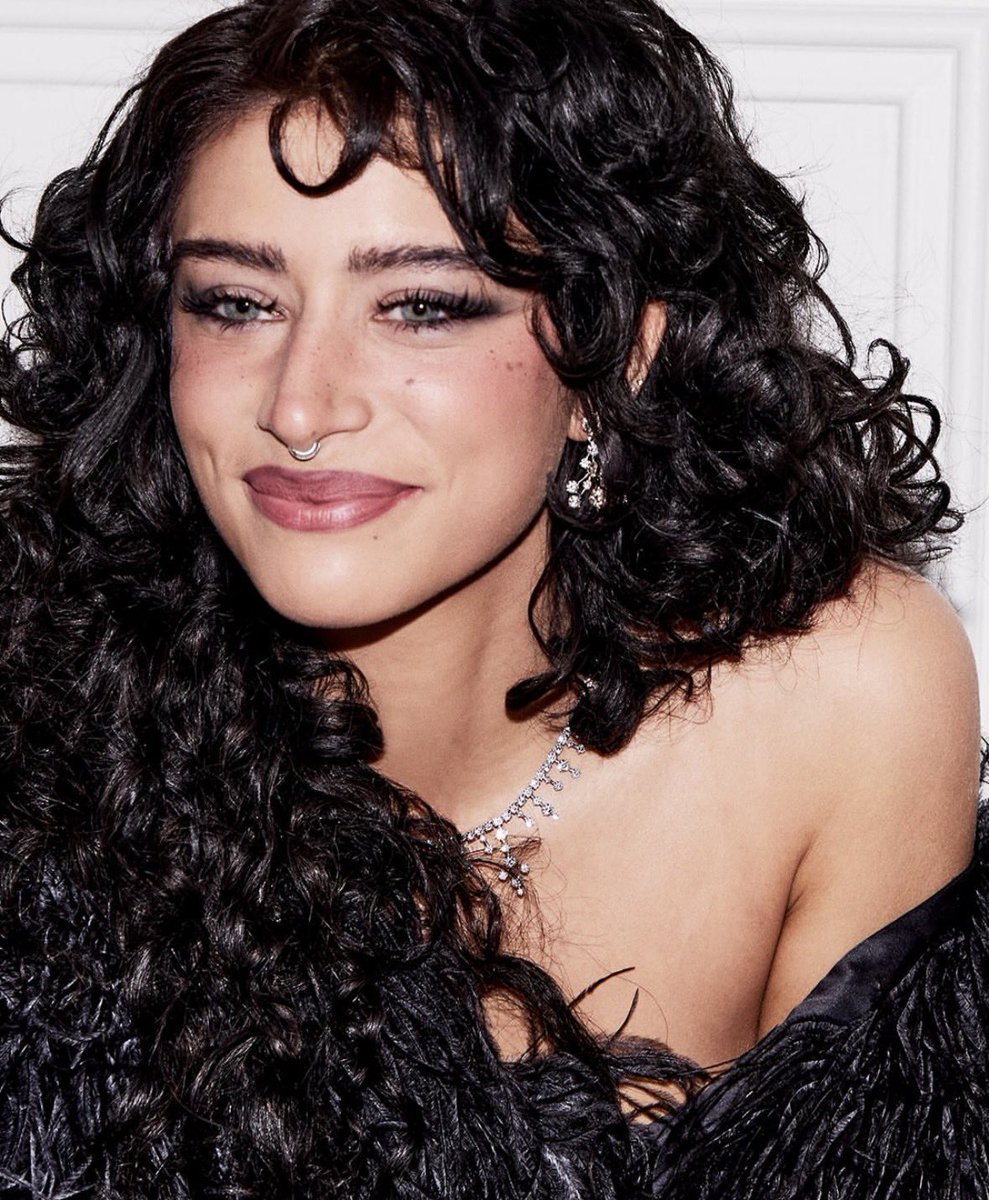 x0drews's tweet image. seriously how is she real