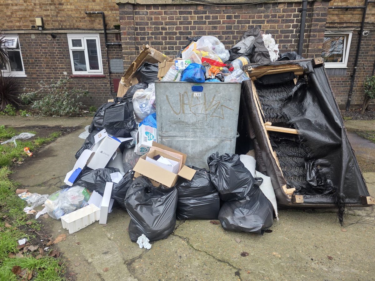LisaAnne0891's tweet photo. @Royal_Greenwich Not had a collection this year! Contacted you, complained to you and still nothing done! Vermin is now present due to the lack of care! Do better! #Woolwich #WasteManagement #Bins #embarrassing #counciltax #council #RBG #accesibility #healthandsafety #disgrace #sortitout #rats https://t.co/j1QdERdQsr