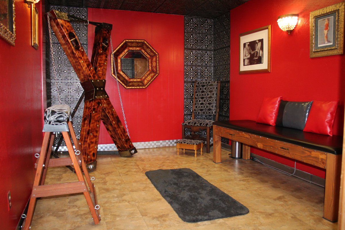 TheRealDOIAZ's tweet photo. All of our themed rooms are available for rent 24/7 @TheRealDOIAZ #uniquerentals #studiospace https://t.co/WugRtd8GtV