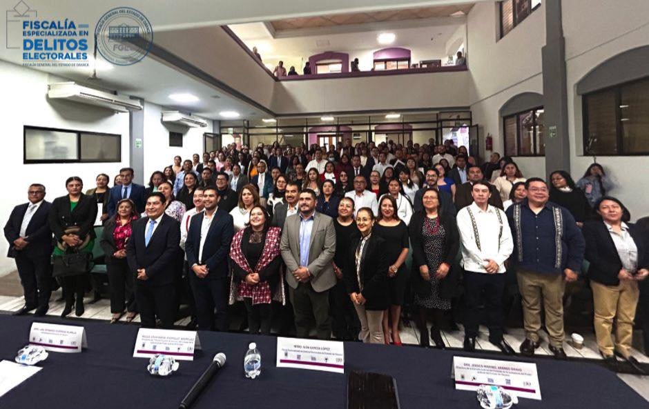 FEDEOaxaca's tweet photo. Desde la FEDE felicitamos a quienes culminaron su capacitación y reconocemos su esfuerzo y dedicación en beneficio del fortalecimiento de las instituciones de justicia. https://t.co/VxboBImdYo