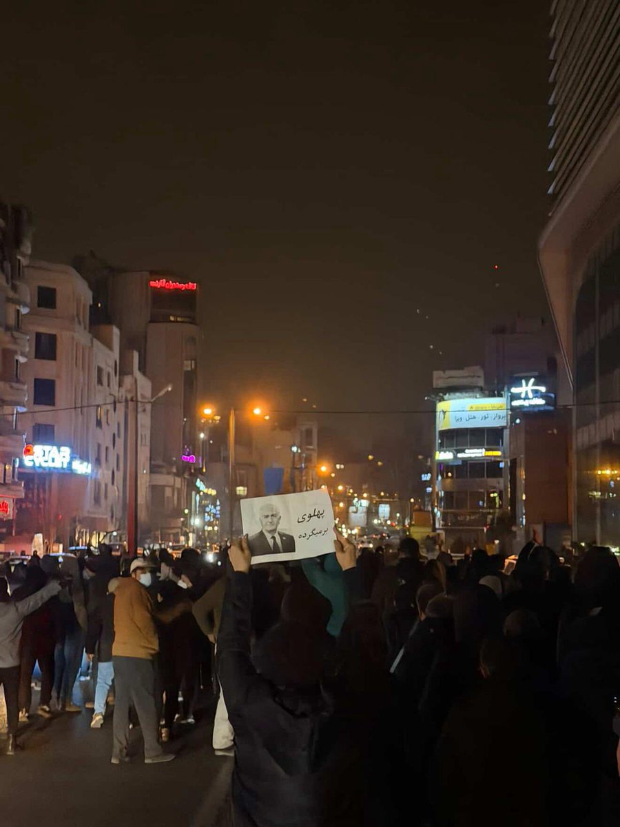 Hallucinant.

Je n’y croyais plus et pourtant ils sont encore là ! Dans la rue, ce soir, à Téhéran, pour faire tomber ce régime sanguinaire !

Les Iraniens défient tous nos pronostics.
Leur courage est sans limite.
