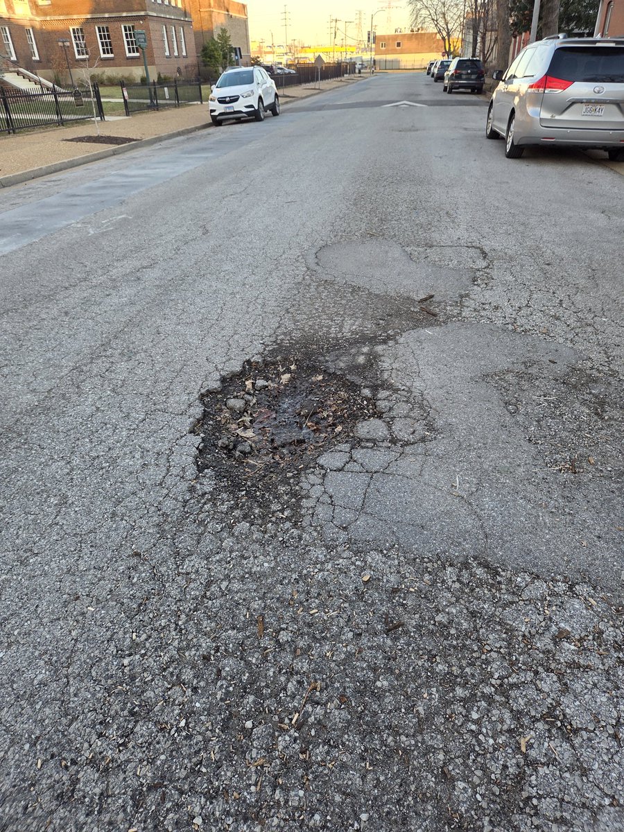 Pothole near 815 Ann <a href="/stlcsb/">Citizens' Svc Bureau</a>
