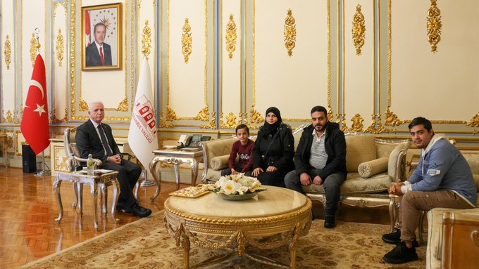 İstanbul Valisi, çocuğun ailesiyle birlikte ziyaretini kabul ederek sergilediği farkındalık ve örnek davranışından dolayı Hacı Ahmet İbrahim’e teşekkür etti.