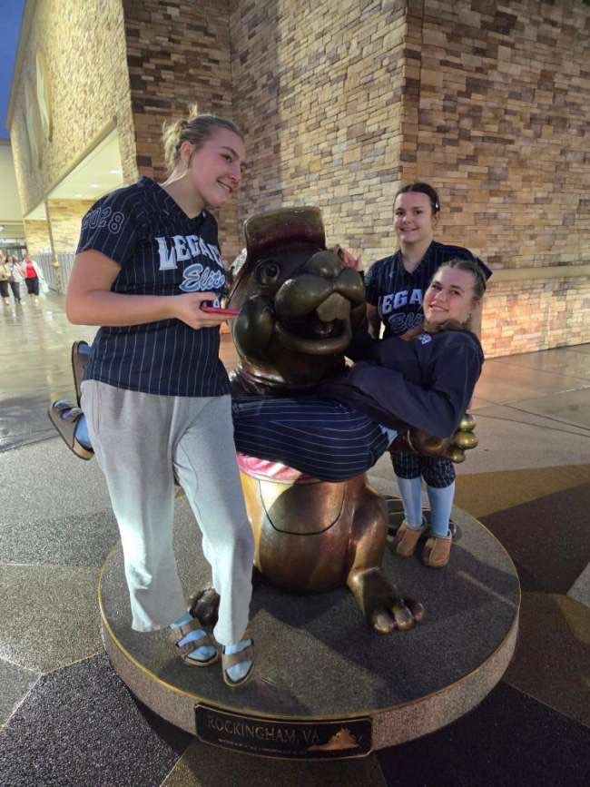 Gunderso8Sophia's tweet photo. The girls had a great weekend at JMU @JMUSoftball @Coach_LaPorte @va_legacy @VaStandish @kgunderson2028 https://t.co/ozeVNp5hlX
