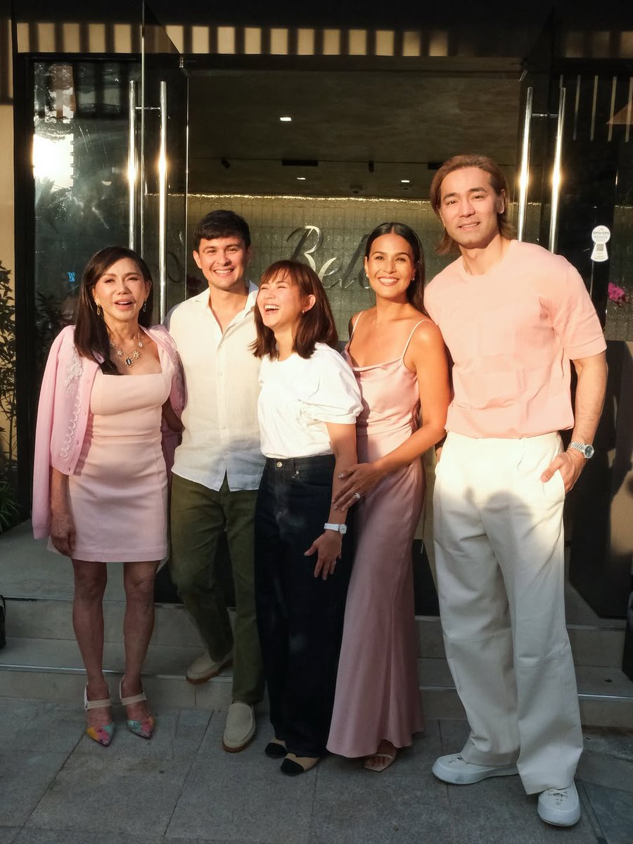 Parang teenager lang si Sarah. Kaloka. Glowing at happy but still hoping for her movie comeback. ✨