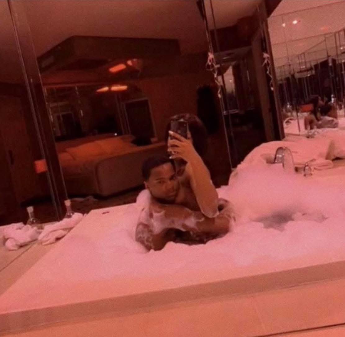 layxsnv's tweet image. How I’m tryna be Feb.14th🫧🌹😝