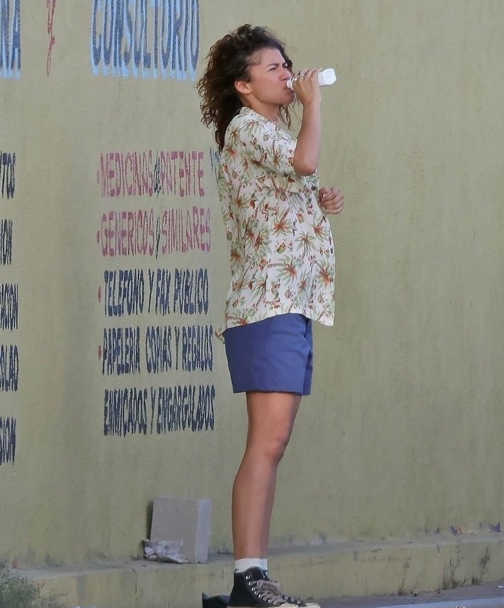 euphoriacentral's tweet image. 🚨Spoiler warning: 

Zendaya as Rue, in Mexico drinking what appears to be liquid codeine as she relapses in ‘Euphoria’ season 3.