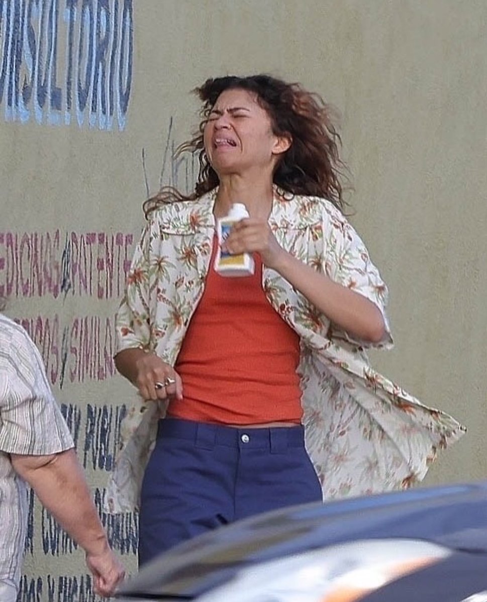 euphoriacentral's tweet image. 🚨Spoiler warning: 

Zendaya as Rue, in Mexico drinking what appears to be liquid codeine as she relapses in ‘Euphoria’ season 3.