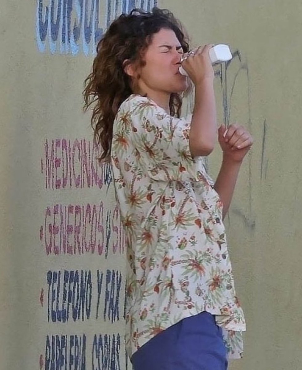 euphoriacentral's tweet image. 🚨Spoiler warning: 

Zendaya as Rue, in Mexico drinking what appears to be liquid codeine as she relapses in ‘Euphoria’ season 3.