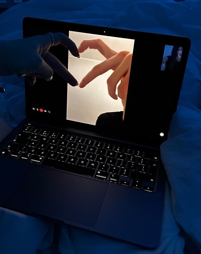 zue_Mkc's tweet image. ׂ   ︵   ׄ  ᷼⏜᷼   𔘓  ׅ  🌕  ׅ 𔘓  ᷼⏜᷼  ׂ   ︵   ׄ 
࣪ .⋆⃝🦋. Au #radioapple fem ｢🪷｣ᯓ ᡣ𐭩

Lucia y Alice se conocen en un grupo de WhatsApp y conectan al instante.
Hablan 24/7, comparten gustos y se vuelven inseparables…
hasta que una confesión lo cambia todo.