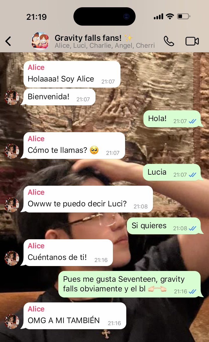 zue_Mkc's tweet image. ׂ   ︵   ׄ  ᷼⏜᷼   𔘓  ׅ  🌕  ׅ 𔘓  ᷼⏜᷼  ׂ   ︵   ׄ 
࣪ .⋆⃝🦋. Au #radioapple fem ｢🪷｣ᯓ ᡣ𐭩

Lucia y Alice se conocen en un grupo de WhatsApp y conectan al instante.
Hablan 24/7, comparten gustos y se vuelven inseparables…
hasta que una confesión lo cambia todo.