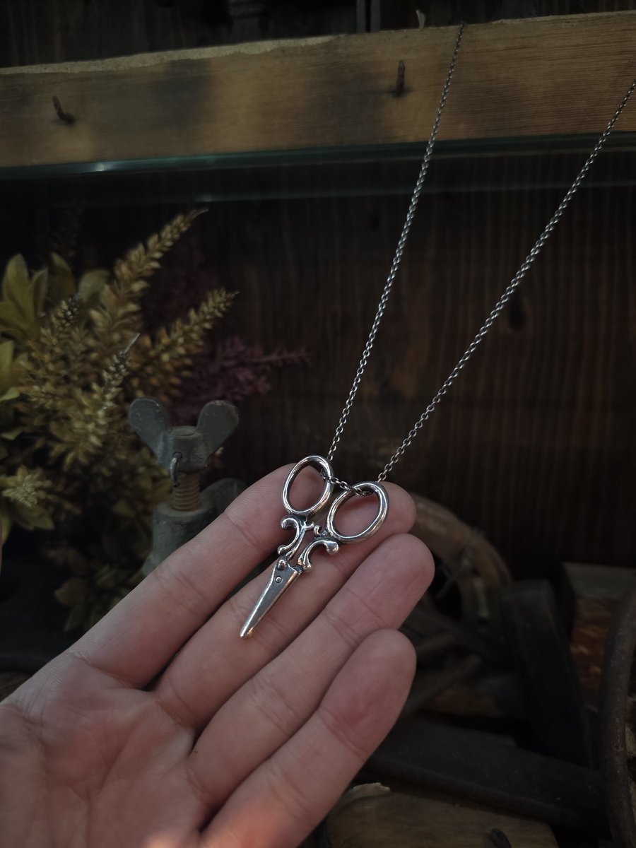 Beautesque 
Fate Scissors 
Pendant
¥26400

 本日も宜しくお願いいたします。
instagram.com/p/DTb6fL8EvvB/…