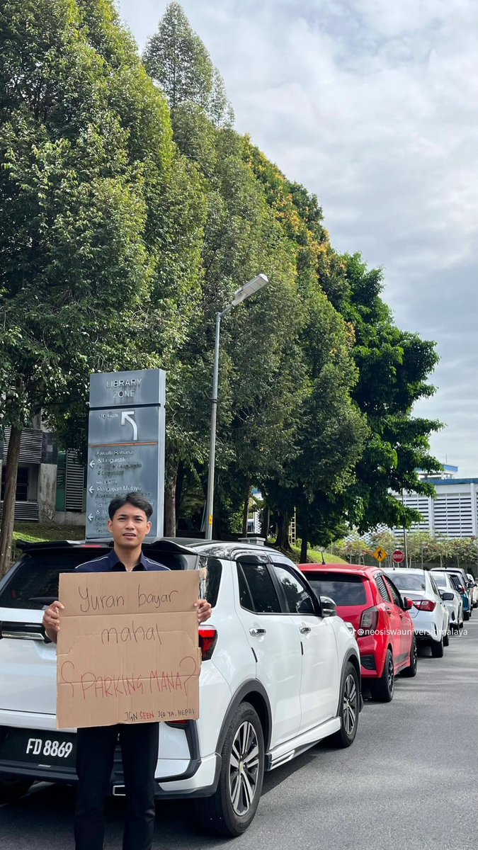 dahfollowbelum's tweet image. UM besar. Cuma student sekarang yg kaya. Sorang ada satu kereta. Dulu Jarang2 student ada kereta. Kalau ada tu mak pak memang kaya