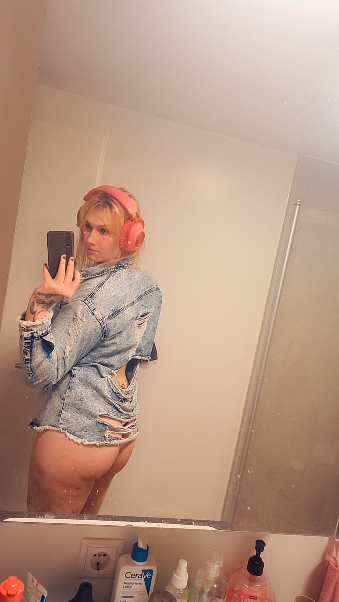 LeDronic's tweet photo. Love this jaket 🍆💦🍑 https://t.co/Y3eOtgj0lt