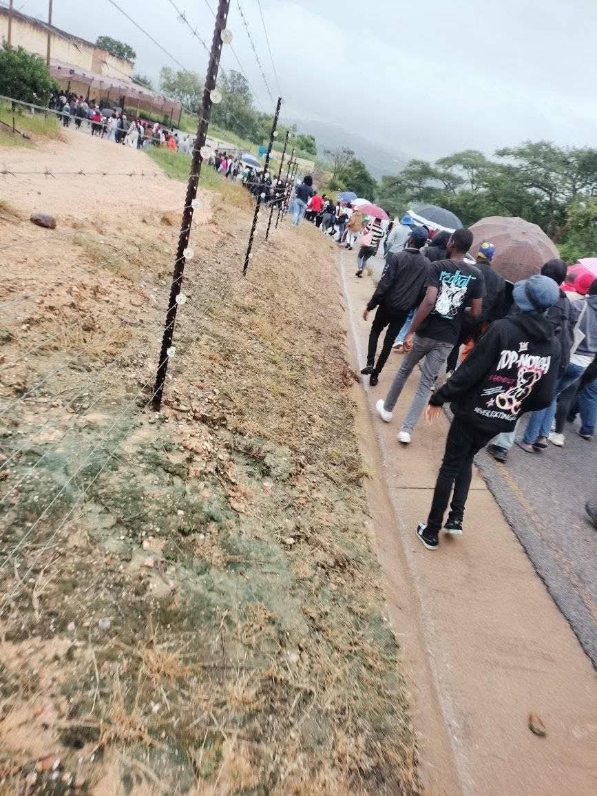 Patriot_S_A's tweet image. Mbombela Municipality recently advertised five internship positions, drawing an overwhelming response from the youth of Mbombela, who arrived in large numbers to apply.
 The turnout clearly reflects the high levels of unemployment among young people and the intense competition…
