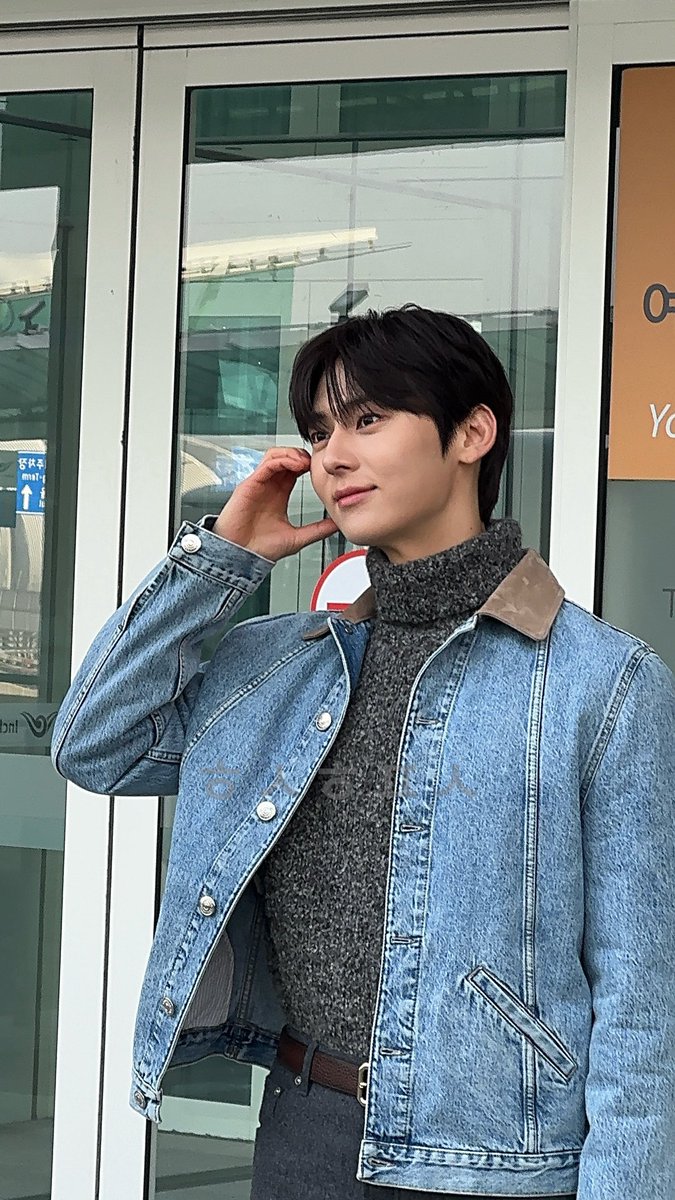 _520809's tweet image. 황민현 폰카 진짜 조음