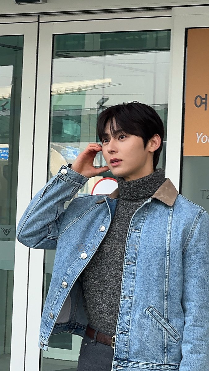 _520809's tweet image. 황민현 폰카 진짜 조음