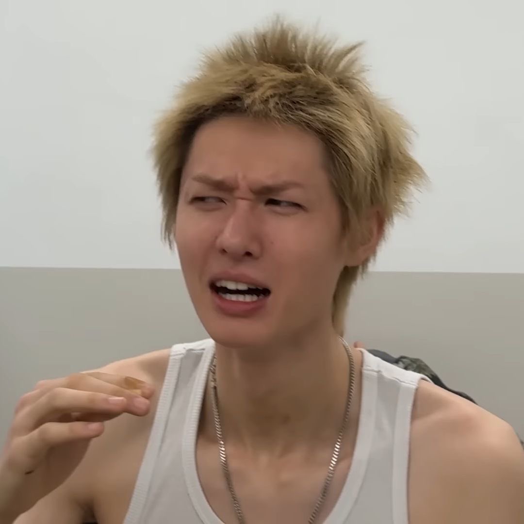 twnti3s's tweet image. #saveMARTIN

พอเข้าวันเกิดเท่านั้นแหละ …

🦊 마틴아 잘하자 = มาร์ติน ทำดีๆน๊าาา
🐢 마틴보다 나이많음 = จั๊นอายุมากกว่ามาร์ติน 

มาร์ติน = ลีดเดอร์ ✖️
มาร์ติน = ตัวโดน  ✅✅✅✅✅
555555555555555555555555555555555555555555555555555555555555555555555555555555555555

#MARTIN #마틴