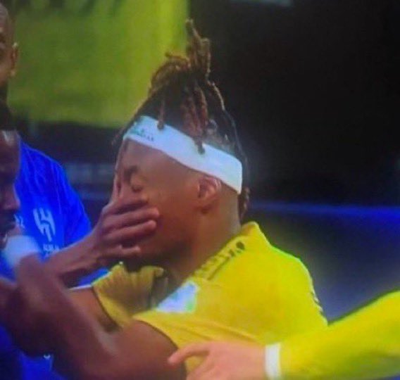 ايوه تقول لي وش يقول القانون ياللاعب السابق اللي محد يعرفه ؟