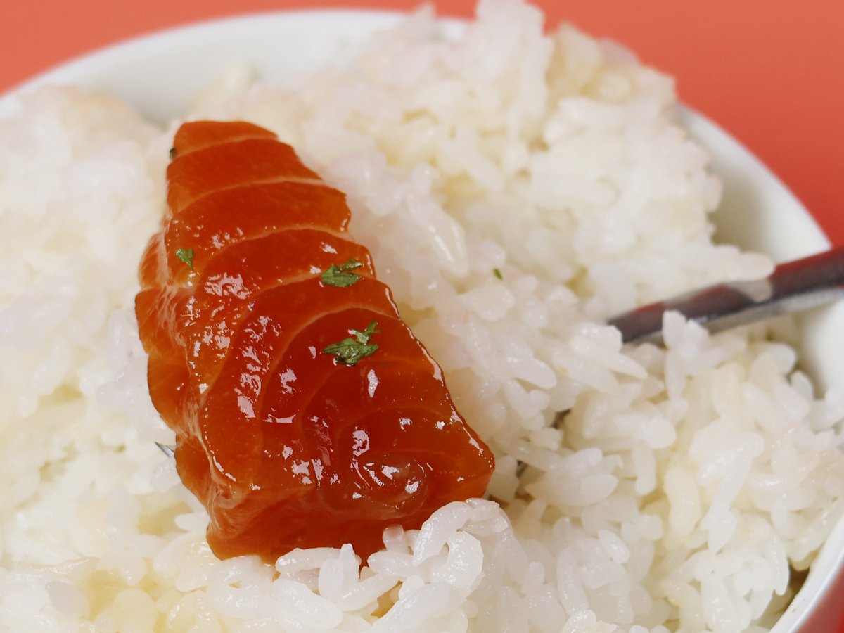 햄떡이 여러분, 미하! 귀여운 햄스터, 시라타마 토리님과 함께하는 첫 라이브 커머스가 오늘 저녁 다가옵니다. @siratamatori  밥 한 공기 뚝딱하는 감칠맛, 생연어장! 정성껏 끓여낸 특제 간장 소스로 신선한 연어의 풍미를 한껏 끌어올렸습니다. 좋아하는