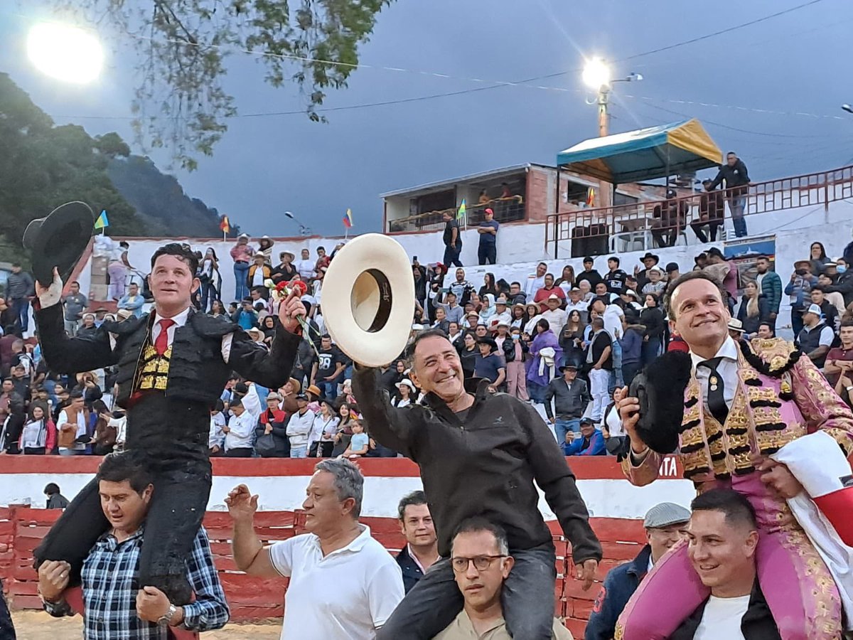 Manta | Toreros y ganadero a hombros. 
Cristóbal Pardo 4 orejas, Antonio Ferrera 3 orejas.
