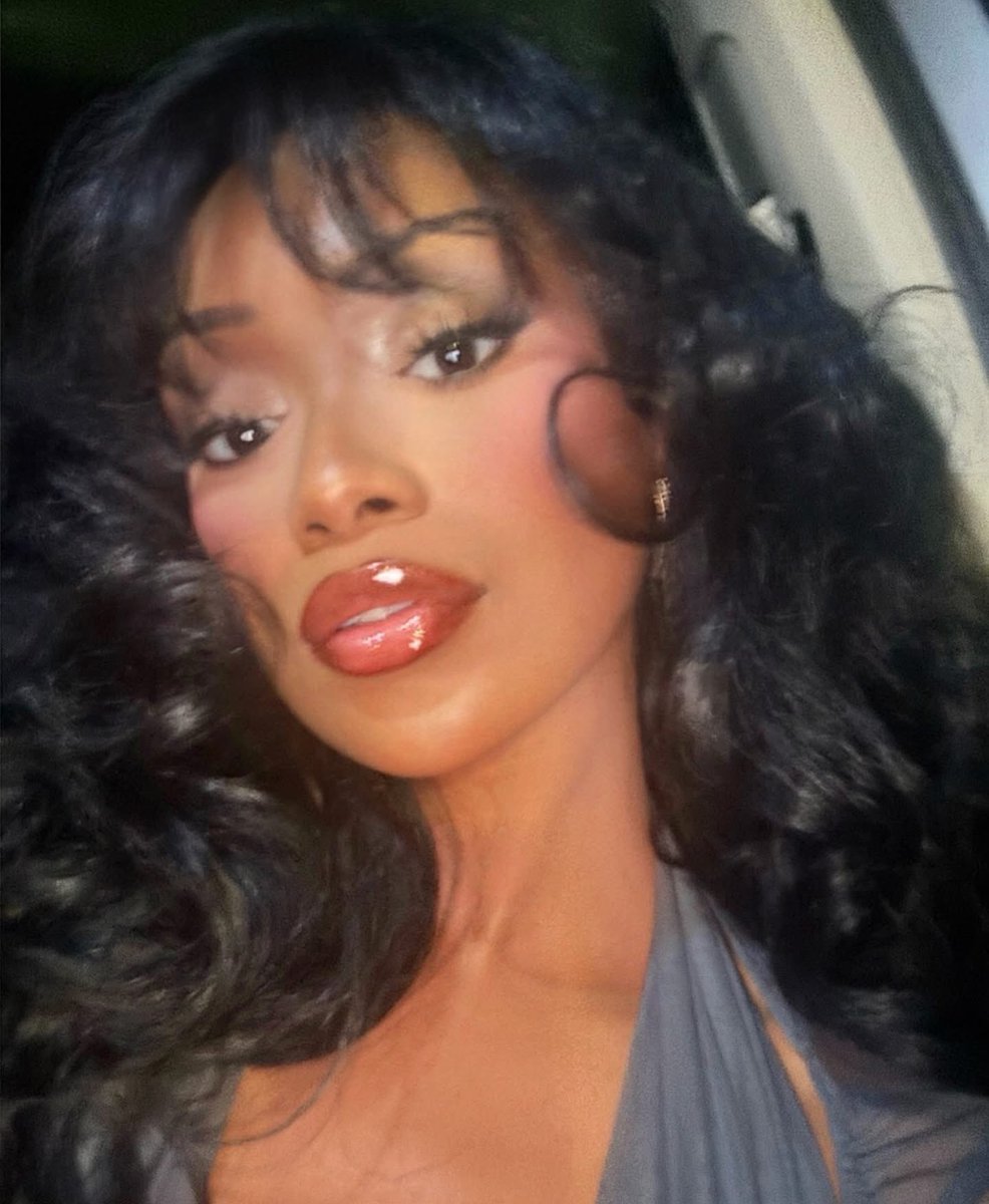 OfficialDesiree's tweet image. Hiiiii :)