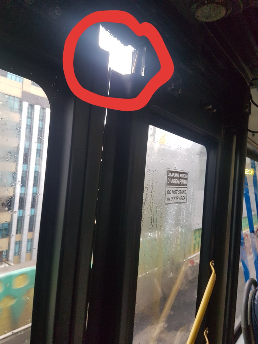 modjoz's tweet image. Min @PT_Transjakarta mo nanya,ini ga ada rencana buat nutup gap ini?yah lumayan klo ujan dapet percikan..sama kesian ac nya jd ga maksimal
