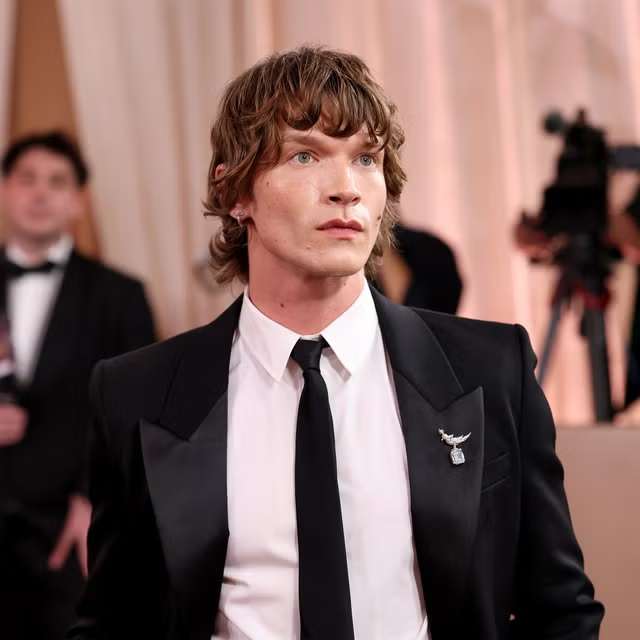 _mika60_'s tweet image. Direct inspiration for Connor's Golden Globes "Mod Mullet" hairstyle (Kurt Cobain 1986 mug shot), according to his hairstylist Candice Birns (As told to GQ):