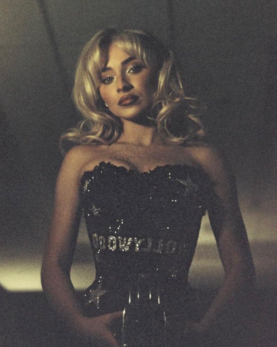 celeblo7's tweet image. Fuck i just keep seeing these incredible pics of sabrina that mess with my head all the timee