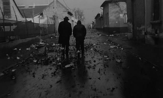 "La lealtad es un lazo que une a las personas en los momentos más oscuros".
Agatha Christie
📷"Sátántangó", Béla Tarr (1994)