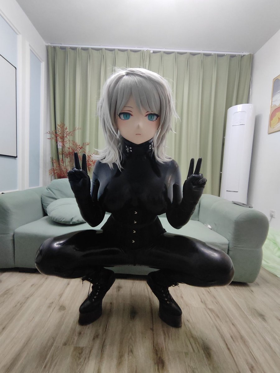 #kigurumi #latex
“但丁，你似乎搞错了浮士德的使用方法.......算了，你喜欢就好”