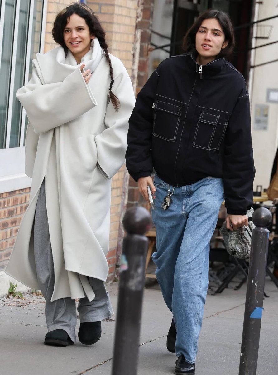 MOTOMAMlTOUR's tweet image. Rosalía y Loli Bahia recientemente de compras por París .