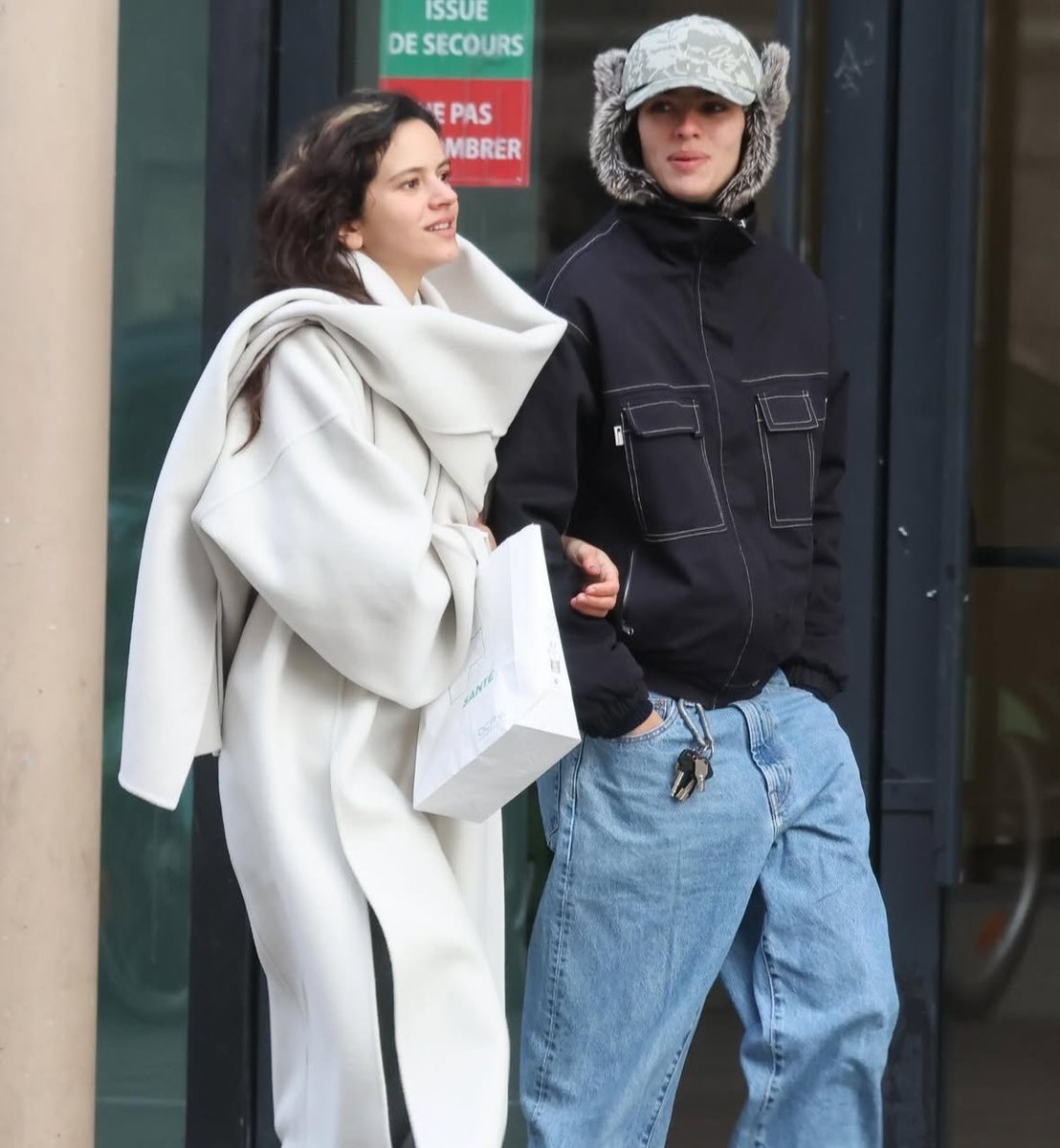 ROSALIABRASlL's tweet image. ROSALÍA e Loli Bahia em Paris.