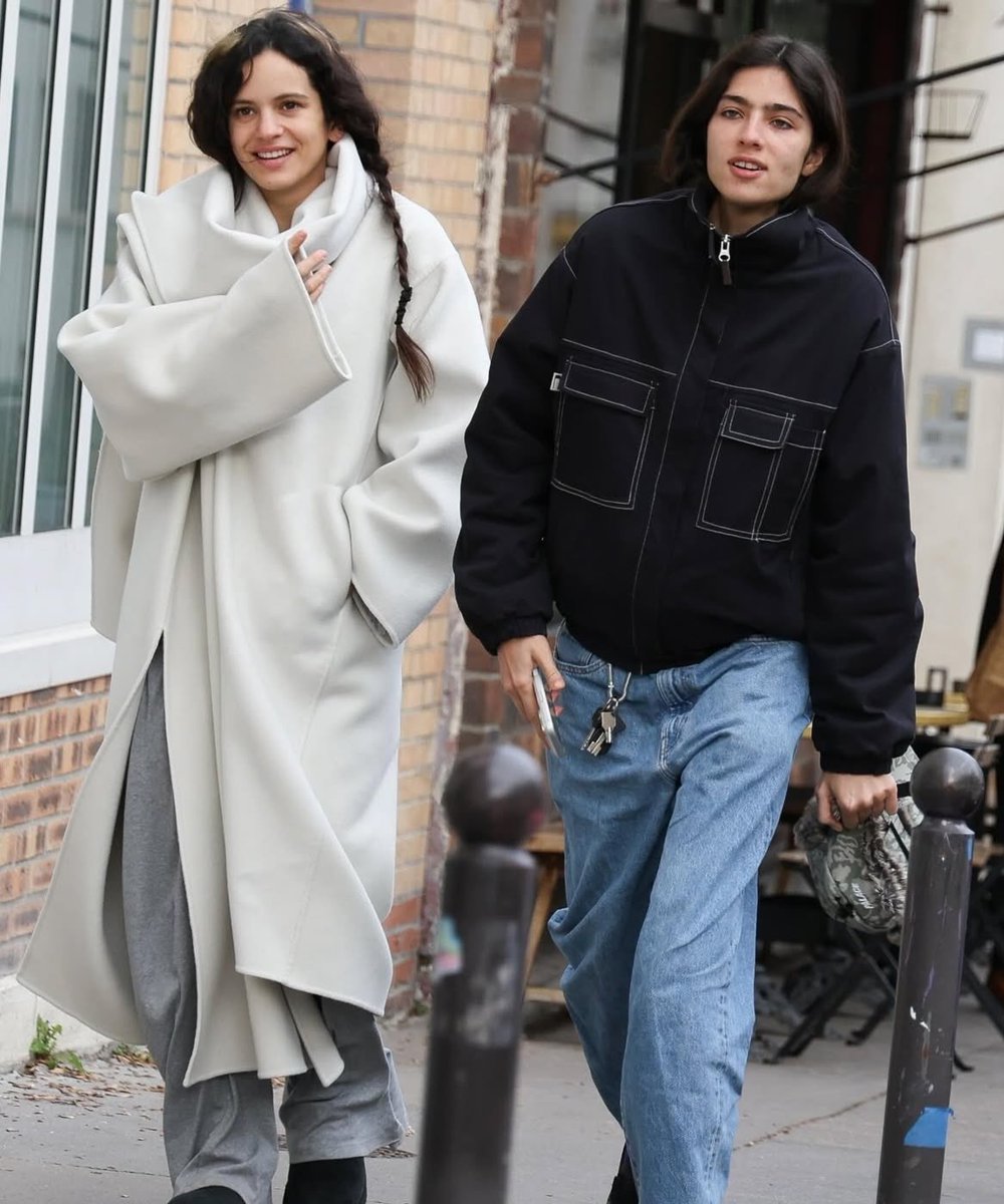 ROSALIABRASlL's tweet image. ROSALÍA e Loli Bahia em Paris.