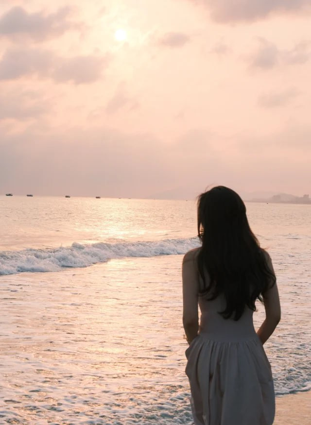 Rhaela90k's tweet photo. The simplest pose, the prettiest view
#beachgirl https://t.co/Koj9n4H6Yh