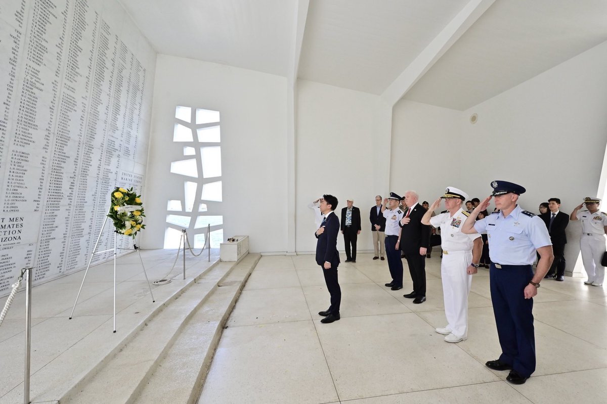 パールハーバーのアリゾナ記念館で慰霊の献花を行いました。日本側は防衛大臣の私と内倉統幕長。アメリカ側はグラス大使とパパロ・インド太平洋軍司令官とジョスト在日米軍司令官。かつて戦い合った両国が共に。日米の和解の歴史がここに。